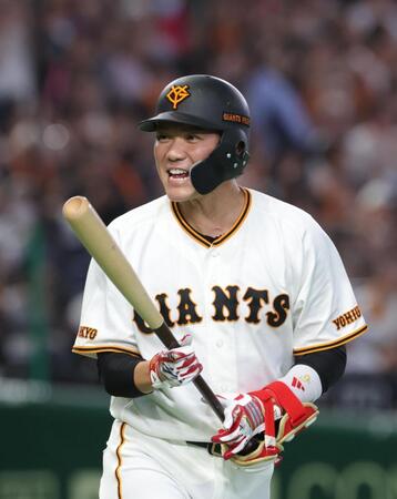 ８回、四球を選んだ坂本（撮影・佐々木彰尚）