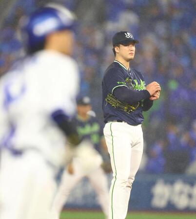 ３回、古市（左）に２者連続となる本塁打を許した吉村（撮影・石井剣太郎）