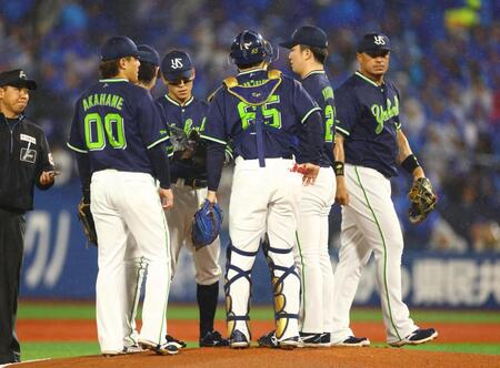 ２回、吉村（右から２人目）の元に集まるヤクルトナイン（撮影・石井剣太郎）