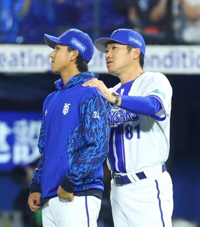 試合に勝利し、深沢（左）をねぎらう相川監督（撮影・石井剣太郎）