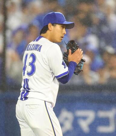 ７回、ピンチを切り抜けグローブをたたく深沢（撮影・石井剣太郎）