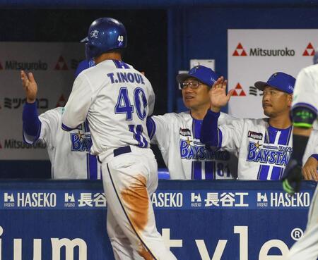 ２回、生還した井上を迎える相川監督（撮影・石井剣太郎）