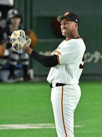 通算２５０セーブを達成し喜ぶマルティネス