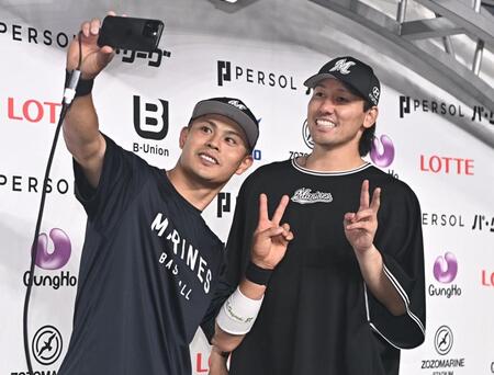 猛打賞の山崎（左）とお立ち台で自撮りをする今季３勝目を挙げた高野（撮影・開出牧）