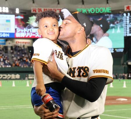 通算２５０セーブを達成し息子のルーカス君にキスをするマルティネス