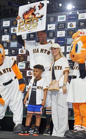 通算２５０セーブを達成しリリエン夫人と長男のルーカス君と笑顔を見せるマルティネス