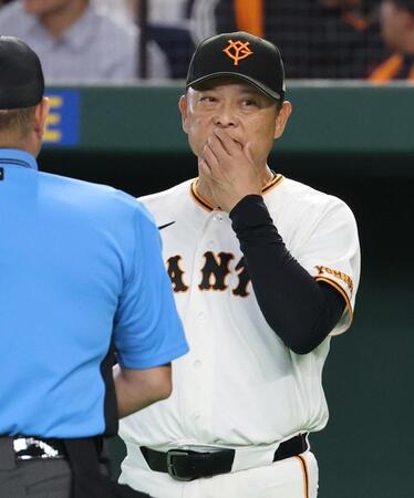 ７回表途中、選手交代を告げる橋上監督代行