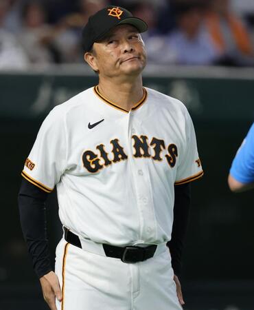 ７回、井上の交代を告げた橋上監督代行