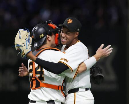 大城と抱き合うマルティネス（撮影・佐々木彰尚）