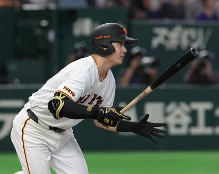 ８回、泉口は右前に適時打を放つ（撮影・佐々木彰尚）