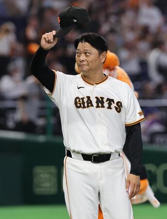 中日に勝利し、ファンの声援に応える橋上監督代行