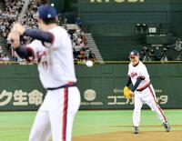 ファーストピッチセレモニーで打者・大谷翔平（左）に投げる張本勲氏＝２０１６年８月
