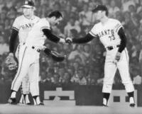 史上２人目となる通算２５００本目の安打を放った張本勲（左前）＝１９７６年６月１０日
