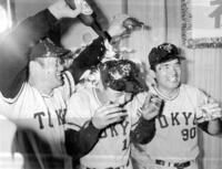 リーグ優勝を果たし王貞治（中央）にビールをかけ長嶋茂雄監督（右）とともに喜ぶ張本勲氏＝１９７６年１０月
