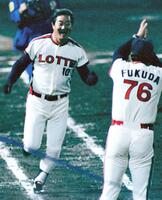 ３０００本安打を２ランホーマーで飾り１塁を回る張本勲氏＝１９８０年５月２８日