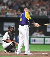 打席に立つも申告敬遠され笑みを浮かべる張本勲氏＝７月２７