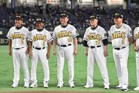 試合前のセレモニーに登場したザ・プレミアム・モルツ球団の（左から）原辰徳氏、田尾安志氏、江川卓氏、張本勲氏、山本浩二氏