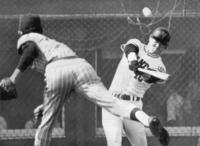 １８年連続１００安打を達成した張本勲氏（右）＝１９７６年７月１４日