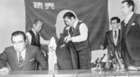 入団発表で巨人のユニホームに着替える張本勲氏（中央）、右端は長嶋茂雄監督、左端は正力亨オーナー＝１９７５年１２月２９日
