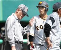 打撃練習で張本勲さん（左）のアドバイスを受ける坂本＝２０１７年２月