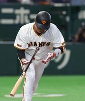 ２回、坂本は右中間に二塁打を放つ（撮影・佐々木彰尚）
