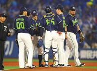 ２回、吉村（右から２人目）の元に集まるヤクルトナイン（撮影・石井剣太郎）