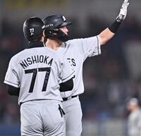 ２回、先制の左前適時打を放ちライトスタンドの歓声に応える安田（撮影・開出牧）