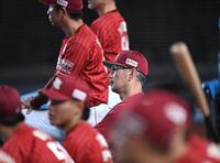 ベンチで戦況を見守る吉井監督（中央）＝撮影・開出牧