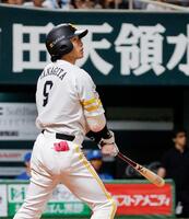 ４回、柳田が右越えに２打席連続の本塁打を放つ