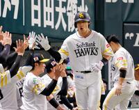 ４回、２打席連続の本塁打を放ちナインに迎えられる柳田