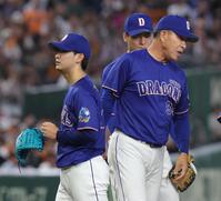８回裏、降板する吉田（左）と厳しい表情の井上監督（撮影・佐々木彰尚）