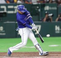 ４回、石伊は左中間に２点適時二塁打を放つ（撮影・佐々木彰尚）