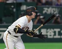 ８回、泉口は右前に適時打を放つ（撮影・佐々木彰尚）