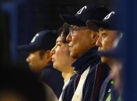 ６回、戦況を見守る池山監督（左から３人目）＝撮影・石井剣太郎
