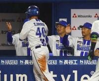 ２回、生還した井上を迎える相川監督（撮影・石井剣太郎）