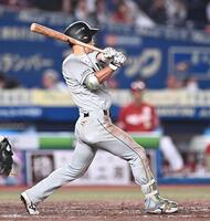 ８回、左前打を放ち猛打賞の山崎（撮影・開出牧）