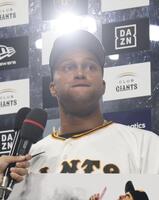 インタビューで涙ぐむマルティネス（撮影・佐々木彰尚）