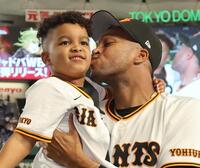 通算２５０セーブを達成し息子のルーカス君にキスをするマルティネス