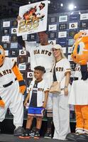 通算２５０セーブを達成しリリエン夫人と長男のルーカス君と笑顔を見せるマルティネス