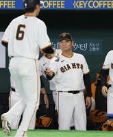 ２回裏、松本の同点打で生還した三走・坂本（左）を迎える橋上監督代行