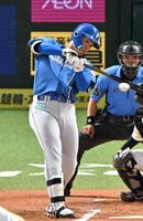 ７回、右前打を放つ柴田