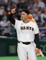 中日に勝利し、ファンの声援に応える橋上監督代行