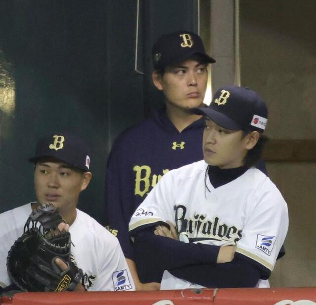 西武に大差で完封負け、ベンチで厳しい表情を見せる九里らオリックスナイン（撮影・坂部計介）