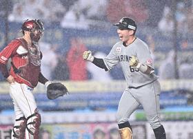 　７回。勝ち越しの満塁弾を放ちガッツポーズを決めてホームインする寺地（撮影・開出牧）