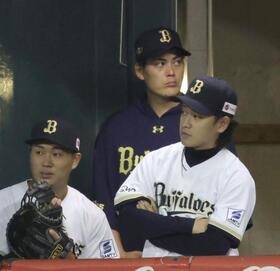 西武に大差で完封負け、ベンチで厳しい表情を見せる九里らオリックスナイン（撮影・坂部計介）