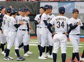 　フィリピンに大勝し、タッチを交わす高校日本代表の選手たち（共同）