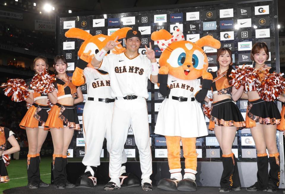 　ポーズを決める大城（撮影・佐々木彰尚）