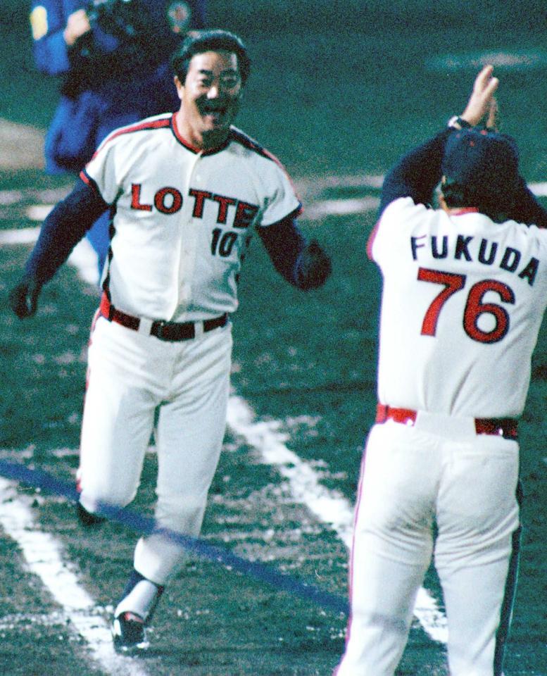 ３０００本安打を２ランホーマーで飾り１塁を回る張本勲氏＝１９８０年５月２８日