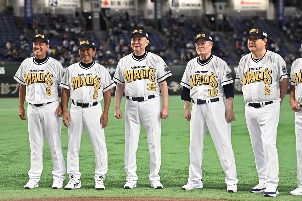 試合前のセレモニーに登場したザ・プレミアム・モルツ球団の（左から）原辰徳氏、田尾安志氏、江川卓氏、張本勲氏、山本浩二氏