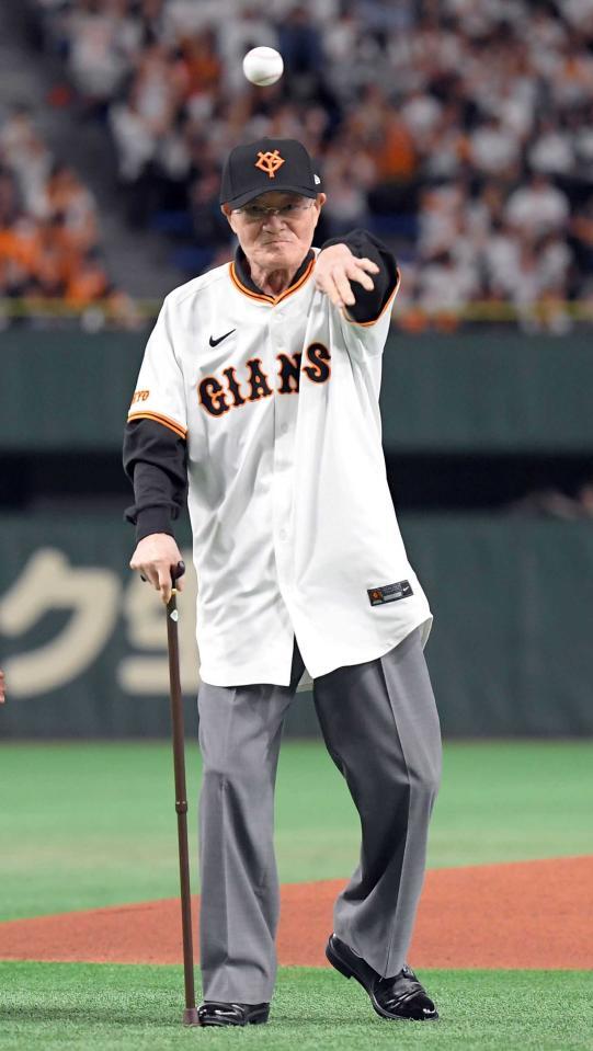巨人のユニホーム姿で投球する張本勲氏＝２０２４年５月２８日